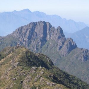 Pico do Itaguaré, na Serra da Mantiqueira, significa pedra sagrada, também é conhecido como Gigante Adormecido, com 2.308 metros.
