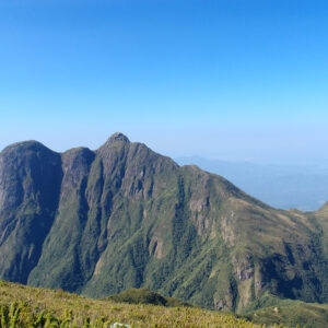 Pico Paraná, com 1.877 m, é o ponto mais alto do Sul do Brasil. Localizado no PR, destaca-se por trilhas desafiadoras, vegetação de Mata Atlântica e vistas incríveis no Maciço Ibiteruçu.