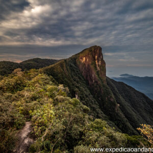 Pico do Corcovado – Ubatuba: trilha pela Mata Atlântica preservada até 1.168m, com vista para praias do litoral norte, Ilha Anchieta e Ilhabela.