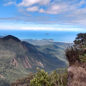 Trilha da Pedra da Boraceia com 27,3 km (ida e volta), nível elevado e cume a 1.214 m — 3º ponto mais alto do Núcleo — oferecendo vista 360° da Serra do Mar